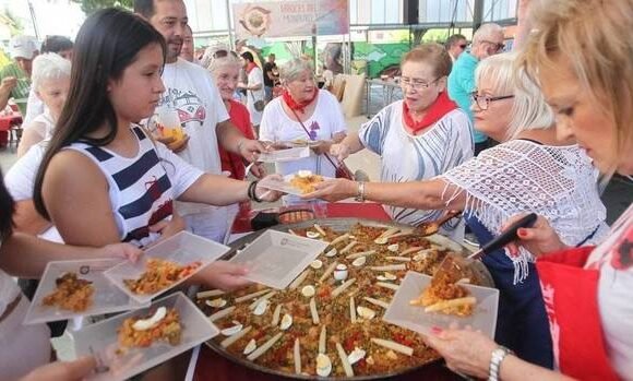 El arroz, símbolo de unión: la Asociación Tiris (Tierra Brava) de la RASD ya tenía sobre la mesa un arroz con cordero, zanahoria y guisantes . Noticias de Navarra