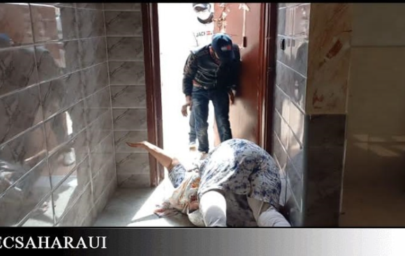 Policías marroquíes agreden a la activista saharaui Sultana Jaya en la puerta de su casa en Bojador