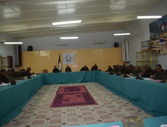 Brahim Ghali preside una reunión del Estado Mayor del Ejército saharaui sobre los desarrollos operativos en la guerra del Sáhara Occidental