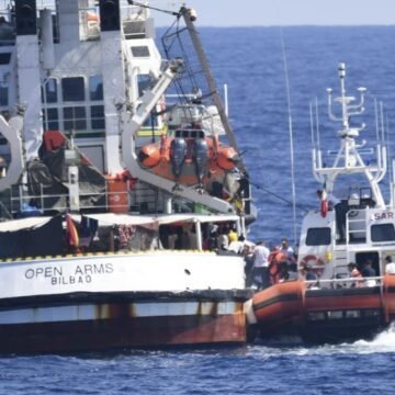 La Fiscalía italiana ordena incautar el Open Arms y desembarcar a los migrantes en Lampedusa