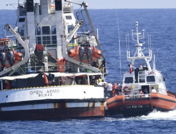 La Fiscalía italiana ordena incautar el Open Arms y desembarcar a los migrantes en Lampedusa