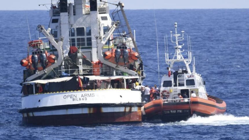 La Fiscalía italiana ordena incautar el Open Arms y desembarcar a los migrantes en Lampedusa