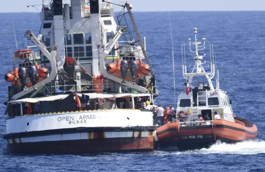 e7a2af5ecffe48e1a504ed8e06228bfb-545-kCEI-U464195063917C6G-992x558@LaVanguardia-Web La Fiscalía italiana ordena incautar el Open Arms y desembarcar a los migrantes en Lampedusa