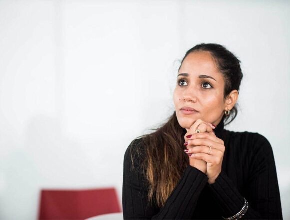 f.elconfidencial.com_original_54f_234_f59_54f234f593d22faa378f6b3740a98907 ¿Quién es Tesh Sidi, número 3 de Sumar en Madrid?: activista saharaui y experta en big data – El Confidencial