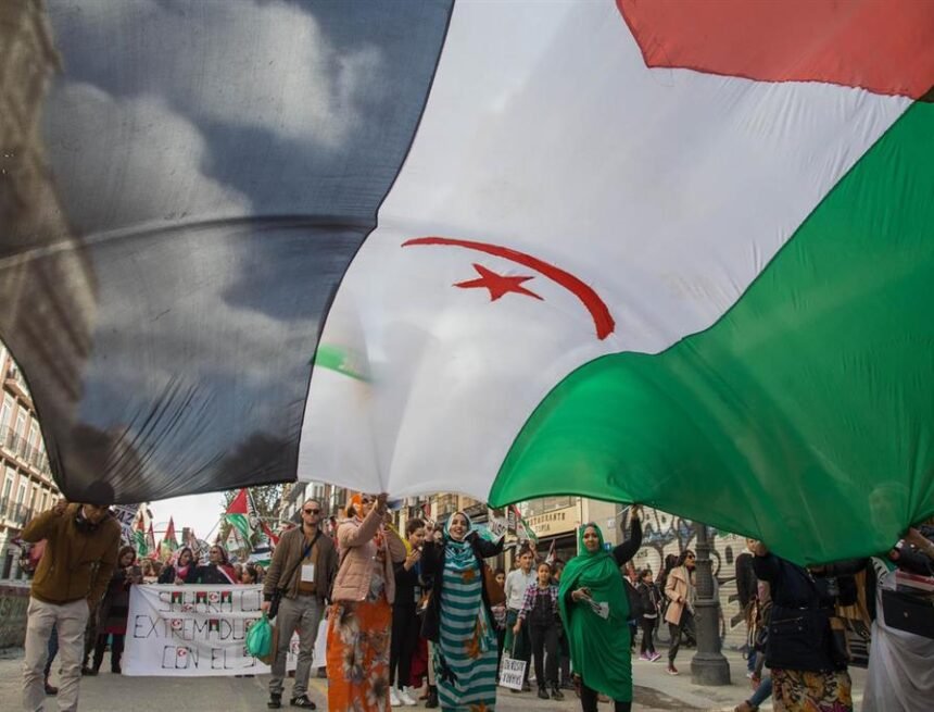 El representante saharaui lamenta la «dejación» de España y reclama «valentía» política