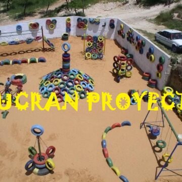 SHUCRAN – La realización de parques infantiles en los campamentos de refugiados saharauis se hace con el objetivo de crear un espacio donde prime la ilusión, la imaginación y la felicidad en medio del desierto.