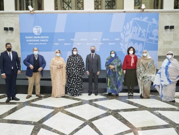 lhk_reunion_sahara-scaled Irekia Eusko Jaurlaritza – Gobierno Vasco :: El Lehendakari recibe a una delegación saharaui encabezada por la Ministra de Cooperación, Fatma Mehdi