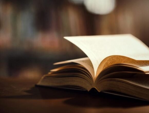 Book in library with open textbook,education learning concept El valor de la lengua – Por Ali Salem Iselmu para PRESSENZA