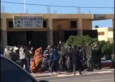 Mujeres saharauis se manifiestan en las calles de Bojador ocupado para denunciar la represión marroquí