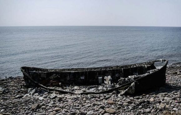 patera-655x368 Siguen desaparecidos los jóvenes saharauis que intentaban llegar a España en una patera