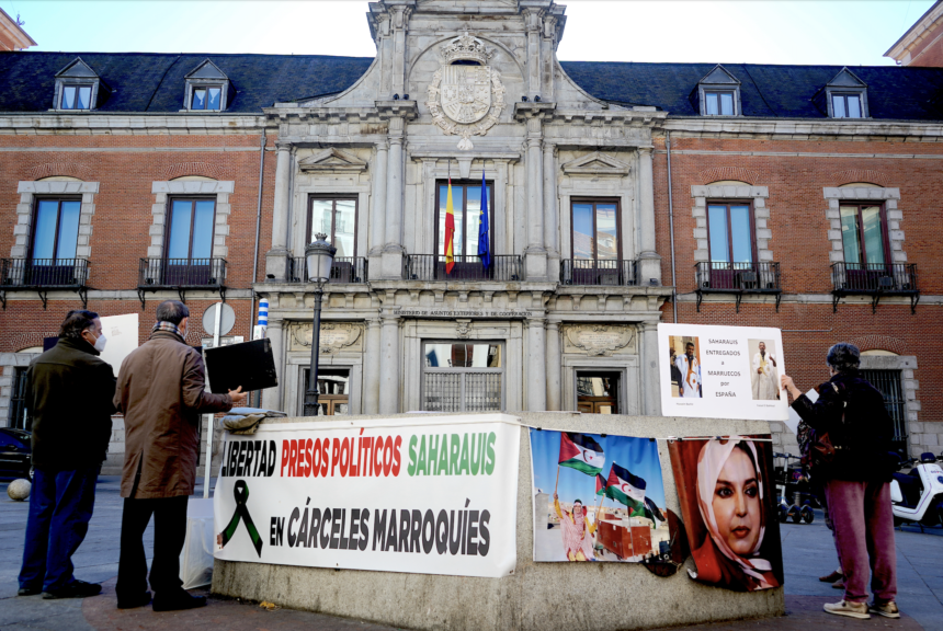 Un año de protestas ante el Ministerio de Exteriores de España exigiendo justicia para los presos políticos saharauis | Sahara Press Service