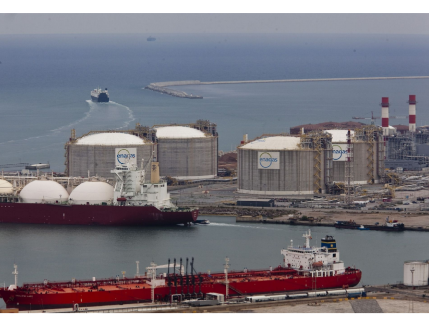 España compra casi la mitad de gas a EE.UU tres veces más caro que el de Argelia