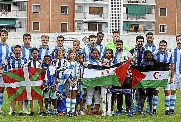 Sahara Occidental. Jugadores de importante equipo del fútbol vasco posan con banderas saharauis – Resumen Latinoamericano