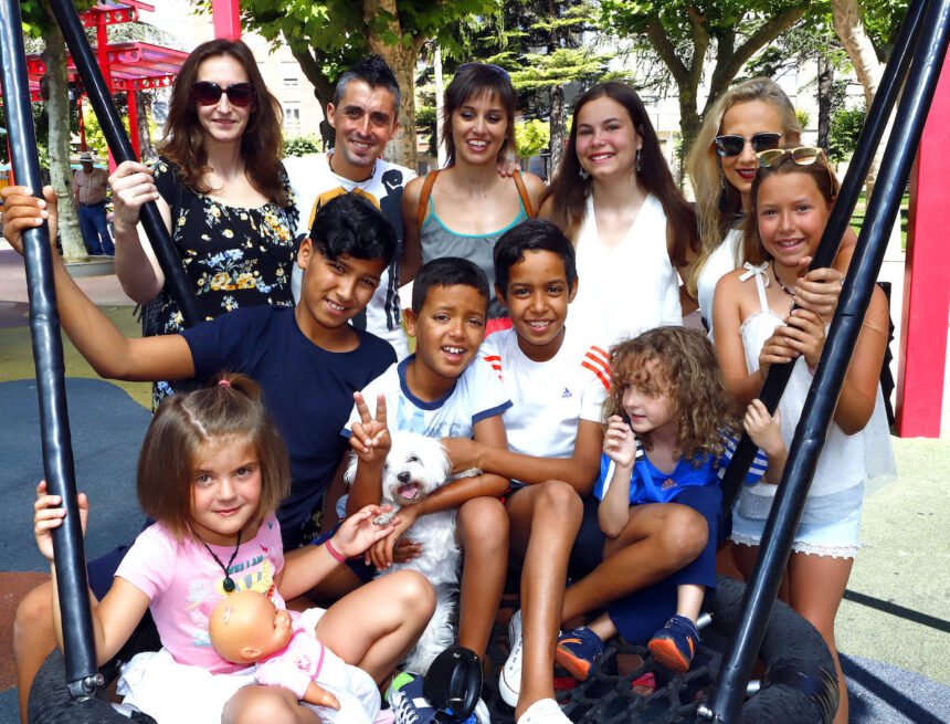 Seis maletas de sonrisas y sueños que viajan desde el Sahara hasta Miranda en verano | El Correo