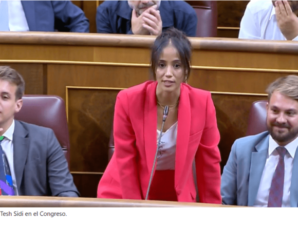 La diputada saharaui Tesh Sidi en la sesión constitutiva de las Cortes: «¡Algo me tenía que pasar!»