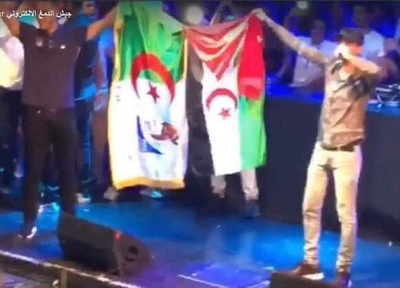 soolking-banderas-argelia-y-sahara La bandera del Sahara ondeada en un concierto en España, objeto de polémica | Periodistas en Español