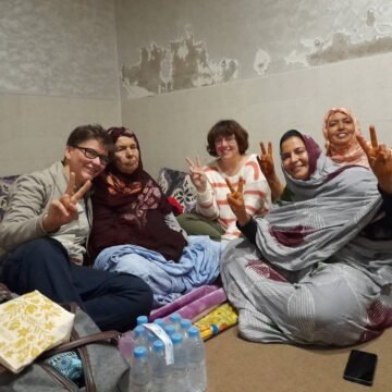 Activistas de EEUU esquivan el asedio marroquí en las zonas ocupada del Sáhara Occidental y entran al domicilio de la familia Jaya | Sahara Press Service