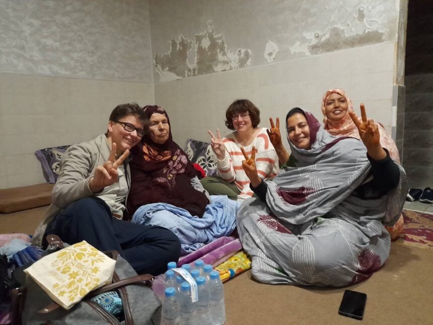 Activistas de EEUU esquivan el asedio marroquí en las zonas ocupada del Sáhara Occidental y entran al domicilio de la familia Jaya | Sahara Press Service