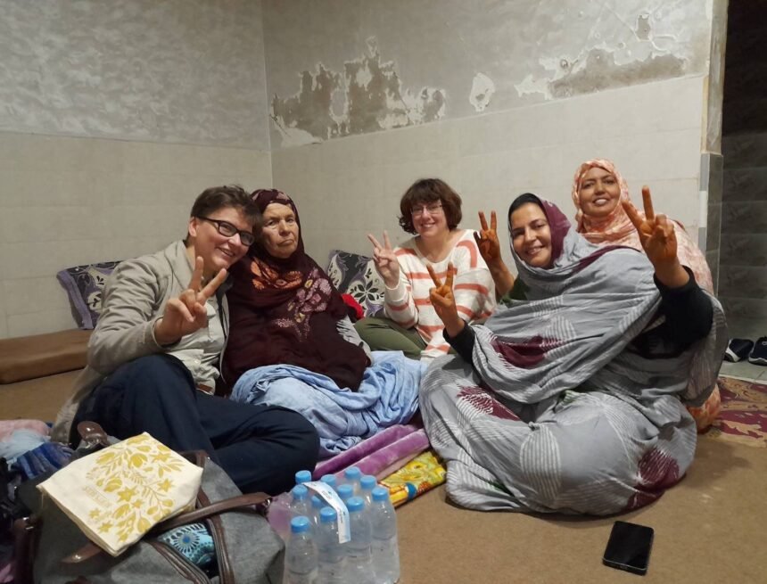 Activistas de EEUU esquivan el asedio marroquí en las zonas ocupada del Sáhara Occidental y entran al domicilio de la familia Jaya | Sahara Press Service