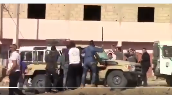 EQUIPE MEDIA: Brutal intervención de fuerzas #paramilitares marroquíes contra 3 ciudadanos saharauis en #Smara