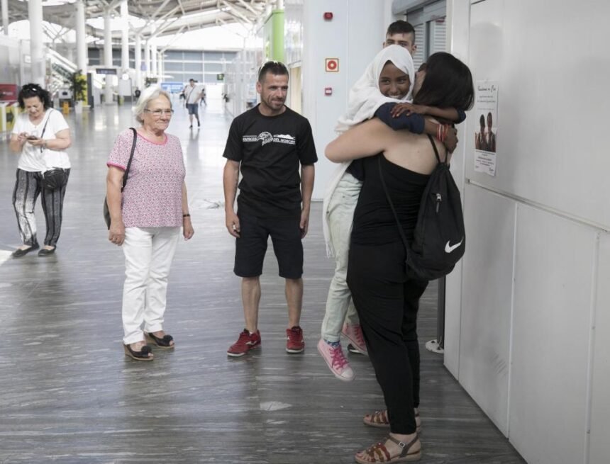 una-nina-saharaui-abraza-a-su-familia-de-acogida-en-julio-de-2019-tras-llegar-a-zaragoza Coronavirus: Los niños saharauis se quedan este verano sin ‘Vacaciones en Paz’ en Aragón
