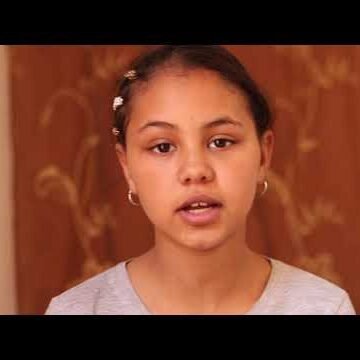Fatima, una niña saharaui, muestra su apoyo y solidaridad con los pueblos que más están sufriendo por la pandemia del Coronavirus