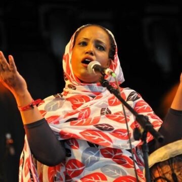Le nouvel album de la sahraouie Aziza Brahim, une des plus belles voix d’Afrique du Nord