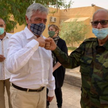 Koldo Martínez se reúne con el líder del Frente Polisario para conocer la situación de los refugiados