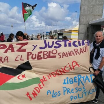 Banderas saharauis al viento y la lluvia en el paseo de San Lorenzo en Xixón – Tercera Información -Tercera Información