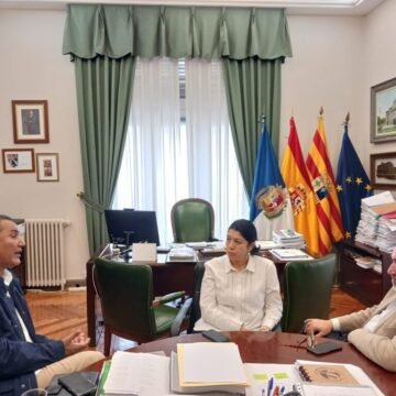 El Alcalde de Calatayud, José Manuel Aranda, recibe al delegado saharaui en Aragón Yahya Edjil, en su ronda de contactos con responsables municipales