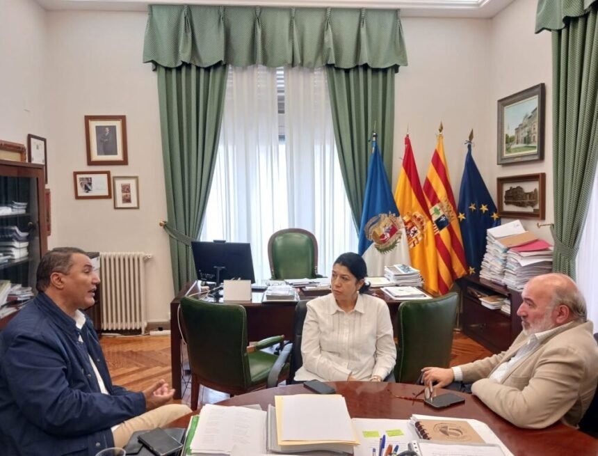 El Alcalde de Calatayud, José Manuel Aranda, recibe al delegado saharaui en Aragón Yahya Edjil, en su ronda de contactos con responsables municipales