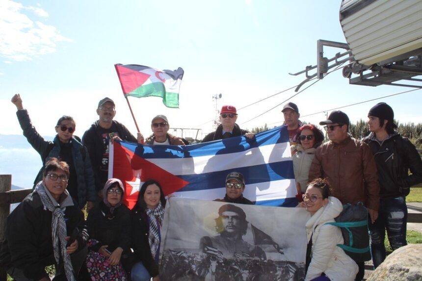 Bandera de la RASD flamea a cuatro mil metros de altura en cumbre andina ecuatoriana | Sahara Press Service (SPS)