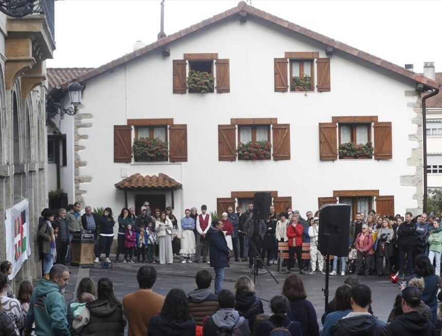 La familia del niño que murió al caer de un tercer piso agradece el cariño de Astigarraga