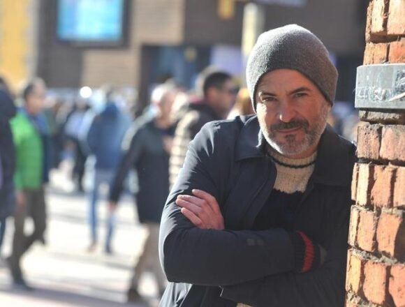 Eñaut Elorrieta: «Saharari kantari. Una experiencia muy bonita en apoyo al pueblo saharaui. He participado con la canción Izar polisariar bat, grabada junto a Olaia Inziarte y músicos como Joseba Irazoki y Xabier Zeberio.»