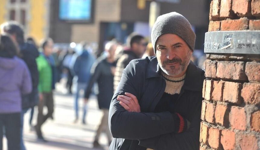 Eñaut Elorrieta: «Saharari kantari. Una experiencia muy bonita en apoyo al pueblo saharaui. He participado con la canción Izar polisariar bat, grabada junto a Olaia Inziarte y músicos como Joseba Irazoki y Xabier Zeberio.»