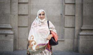 Aminetu Haidar, activista saharaui, en la Gran Vía de Madrid