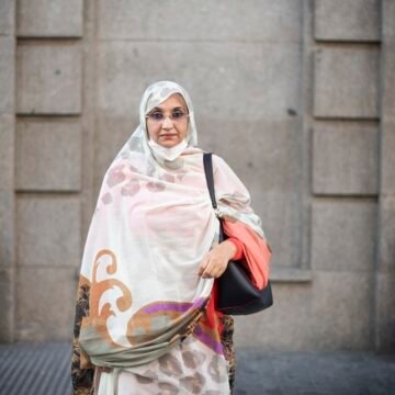 La activista saharaui Aminetu Haidar denuncia que el Gobierno le niega la residencia después de tenerla 16 años | Público