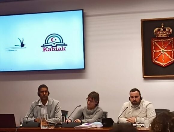 PARLAMENTUAN-768x523 BUBISHER | Guía Didáctica para Educación Primaria del proyecto que promociona la creación de bibliotecas en los campamentos de refugiados y refugiadas saharauis