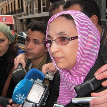 Aminetu Haidar teme su expulsión en cualquier momento tras la «decisión política» de denegarle la residencia