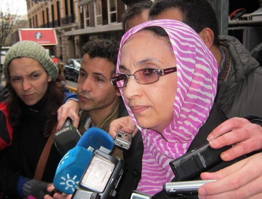 Aminetu Haidar teme su expulsión en cualquier momento tras la «decisión política» de denegarle la residencia