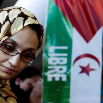 La activista saharaui Aminatu Haidar viaja al Sáhara Occidental para despedirse de un familiar  gravemente enfermo. No podrá regresar a España al haberle sido denegada la prórroga de residencia que mantenía desde hace 16 años.