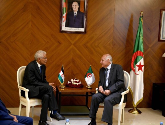 El Ministro de Asuntos Exteriores de Argelia recibe a su homólogo saharaui