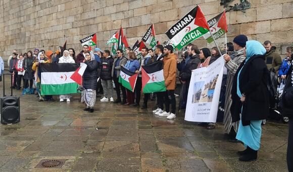 2024_2_24_128124s740x Diversos colectivos concéntranse en Santiago para proclamar a Sánchez que «o Sahara non se vende» – Galicia Confidencial