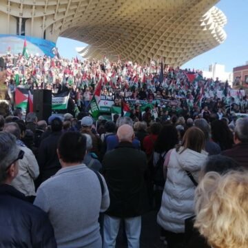Un millar de voces cantan en Sevilla por la paz en Palestina y en el Sáhara: «Una canción llega más lejos que una bala»