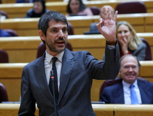 El ministro de Cultura, Ernest Urtasun (SUMAR), mudo ante el reconocimiento de su ministerio a la marroquinidad del Sáhara