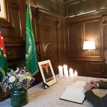 Firma Frente POLISARIO libro de condolencias por Hage Geingob en la embajada de Namibia en Alemania | Sahara Press Service (SPS)