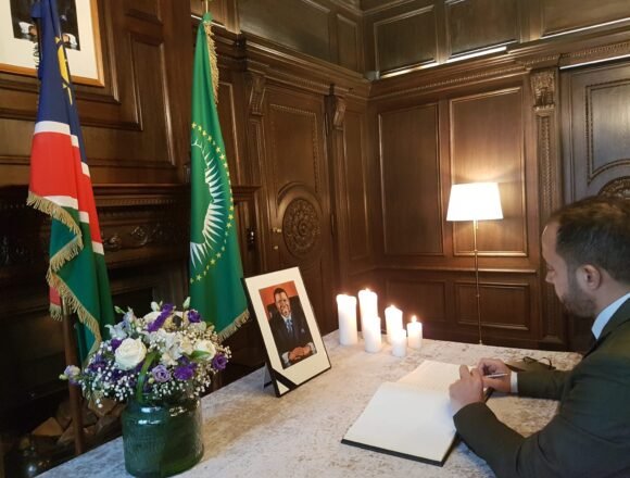 Firma Frente POLISARIO libro de condolencias por Hage Geingob en la embajada de Namibia en Alemania | Sahara Press Service (SPS)