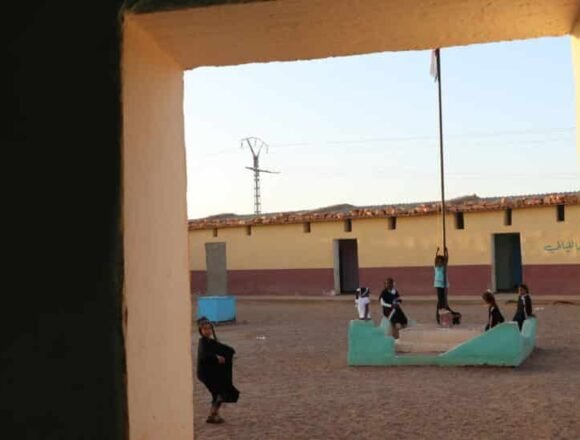 ninCC83as-saharauis-en-el-campamento-980x550-1 El Gobierno de Sánchez alerta de la «amenaza terrorista contra ciudadanos españoles en la zona de los campamentos saharauis». El Polisario considera la recomendación: «reprochable e inoportuna».