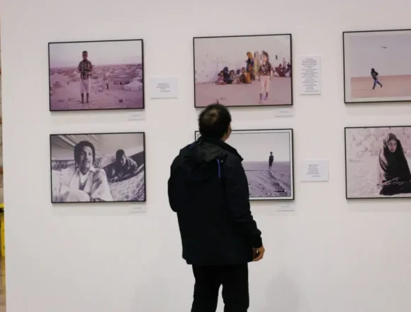 La Biblioteca Central de Cantabria acoge una exposición fotográfica sobre el pueblo saharaui – El Faradio | Periodismo que cuenta