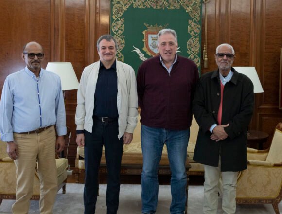 El alcalde Joseba Asiron se reúne con el nuevo delegado en la región del Frente Polisario en Navarra, Hamdi Bara | Ayuntamiento de Pamplona